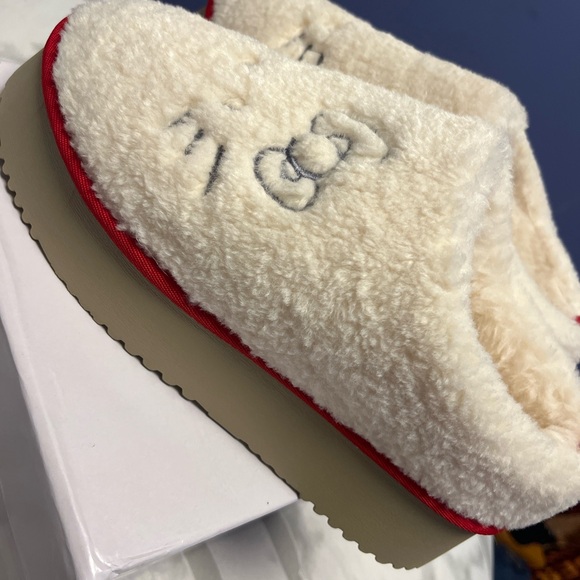 Hello Kitty Uggs from the company Kira - Picture 6 of 11